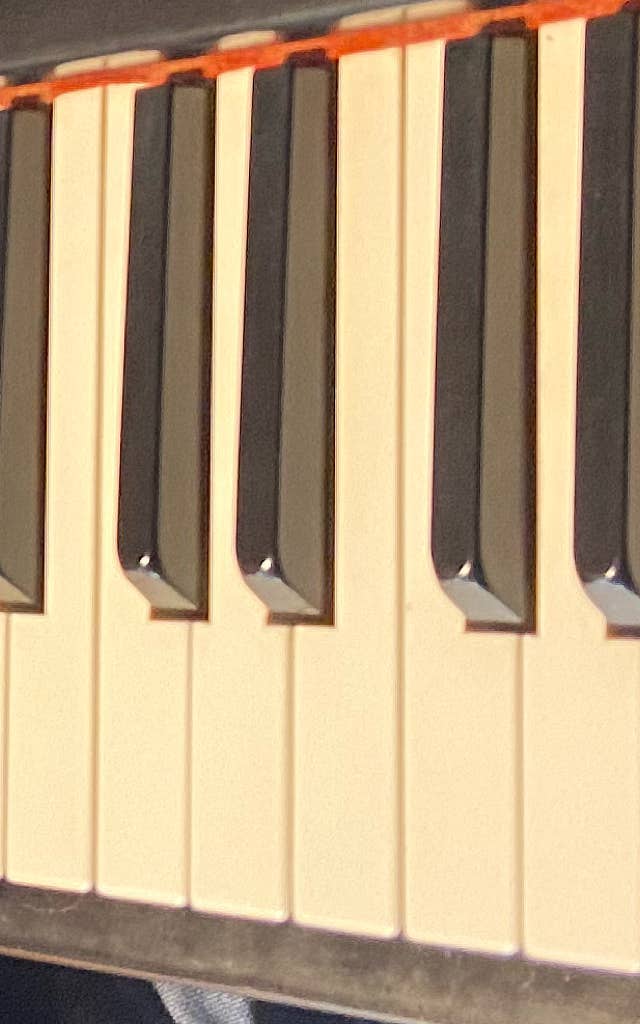 mano de niño pequeño tocando piano