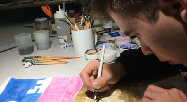alumno dibujando con plumilla y acuarela