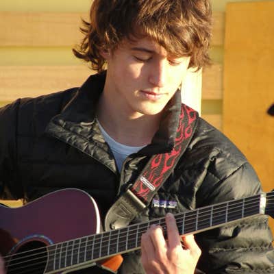 alumno tocando guitarra en Taller Artístico Los Pinos