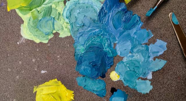 mezclas de pintura al óleo sobre paleta y pinceles